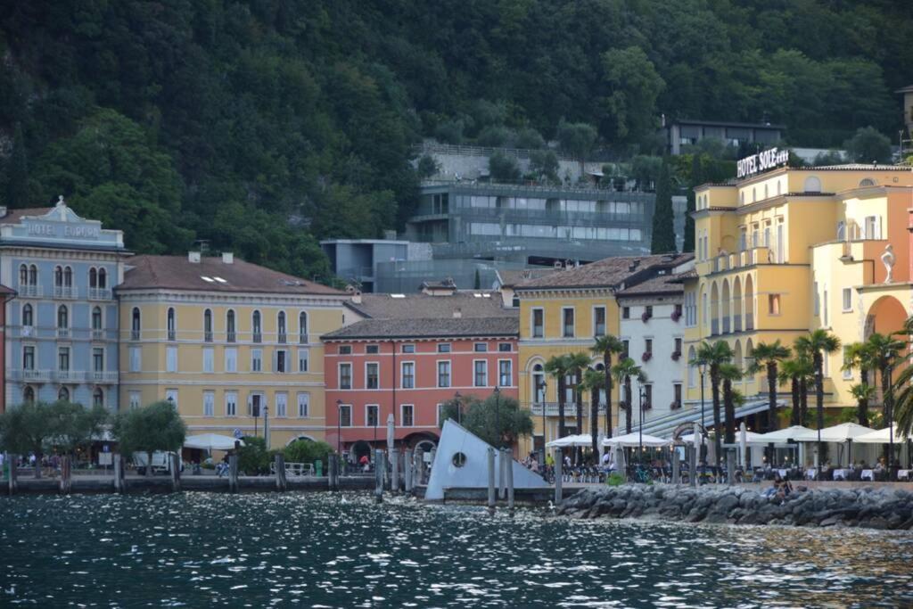 Appartamento Sunrise - Centro Storico N2 Riva del Garda Exterior foto
